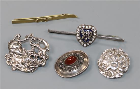 A German 800 ski brooch, an Art Nouveau silver brooch and three other brooches.